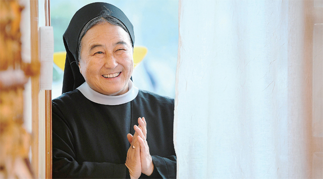 겨울에 피는 동백꽃을 따스한 눈빛으로 사랑하고 있는 이해인 수녀를 부산에서 만났다. ‘작은 위로, 작은 기쁨, 작은 기도’라는 자신의 시집처럼 남은 생에 위로 천사와 기쁨 천사가 되고 싶다고 소망했다. 또한 그녀는 “먼저 웃고 먼저 감사하고 먼저 사랑하자”고 지쳐있는 국민들을 위해 기도했다. 오승현기자