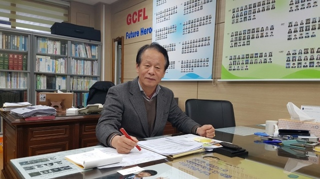 ▲ 교장실에서 집무를 보고 있는 이충실 과천외고 교장