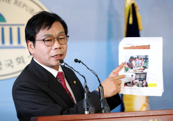 ▲ 사진=연합뉴스, '위증교사 논란' 이완영 새누리당 의원, 최순실 국정조사 특위 위원 결국 사임