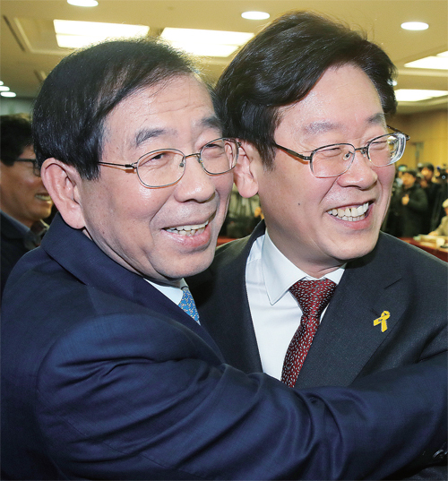 ▲ 웃고 있지만… 박원순 서울시장(왼쪽)과 이재명 성남시장이 3일 오후 국회에서 열린 국민생생 대한민국을 향한 민생타운홀 미팅 행사에서 만나 포옹하고 있다. 연합뉴스