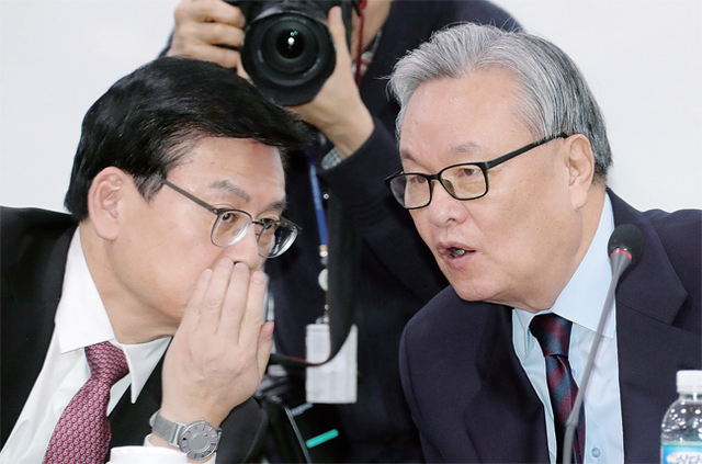 ▲ 대화 나누는 인명진-정우택 새누리당 인명진 비상대책위원장(오른쪽)과 정우택 원내대표가 3일 오후 국회 의원회관에서 열린 초선의원 간담회에서 얘기를 나누고 있다. 연합뉴스