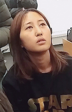 ▲ 비선 실세' 최순실의 딸 정유라 씨가 구금연장 심리가 열린 덴마크 올보르 지방법원에서 휴식시간 중 기자들과 인터뷰하고 있다. 연합뉴스