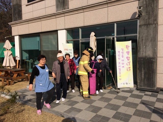 ▲ 이천소방서가 관내 신현요양원에서 합동소방훈련을 실시하고 있는 가운데 노인분들에게 피난대피 훈련을 실시하고 있다.(사진=이천소방서)