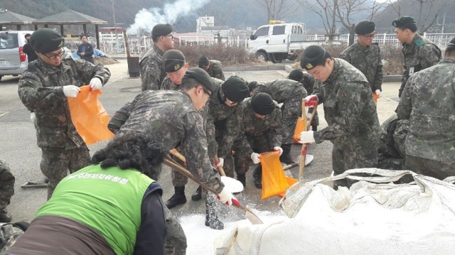 ▲ 군부대_전격제설 (1)