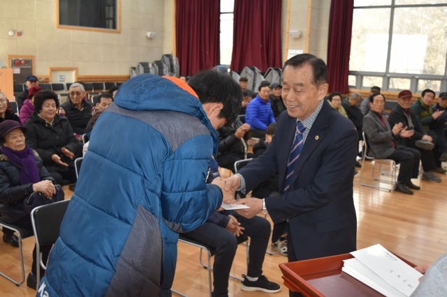 ▲ 대한노인회 과천시지회 이웃돕기 성금전달