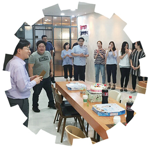 ▲ 생일파티를 즐기고 있는 이롬의 직원들.