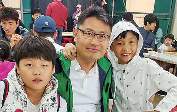 아이들과 즐거운 시간을 보내는 안성진 작가.