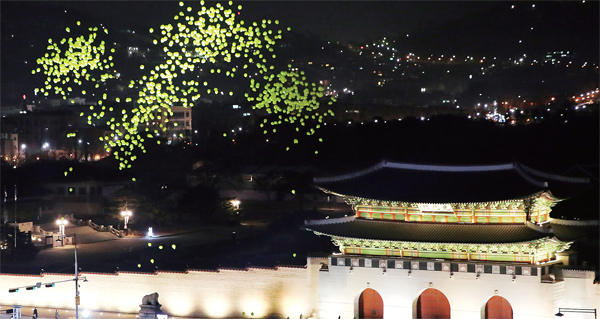 ▲ “잊지 않을게” 1천개의 노란풍선 7일 오후 서울 광화문광장에서 열린 박근혜 대통령 퇴진과 조기탄핵을 촉구하는 올해 첫 주말 촛불집회에서 세월호 참사 1천일(9일)을 앞두고 노란풍선 1천개가 밤하늘로 올려보내지고 있다. 이날 11차 범국민행동 촛불집회는 ‘박근혜는 내려오고 세월호는 올라오라’는 주제로 열렸다. 연합뉴스