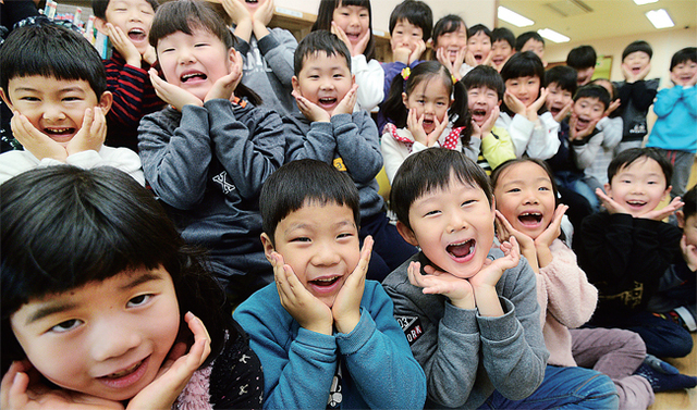 ▲ 출산율이 갈수록 줄고 있는 우리나라의 미래가 우려된다. 아이들은 나라의 미래이다. 이 아이들이 축복 속에 태어나 안전하고 즐겁게 자랄수 있도록, 그리하여 대한민국의 미래를 이끌어갈 인재로 키우는 것이 바로 어른들의 가장 우선된 책무이다. 사진은 환하게 웃고 있는 경기도청 어린이집 원아들. 김시범기자