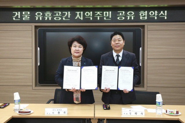 ▲ 사본 -건물+유휴공간+지역주민+공유+협약식(이춘구+부천시+재정경제국장과+김판수+MJ컨벤션대표)+
