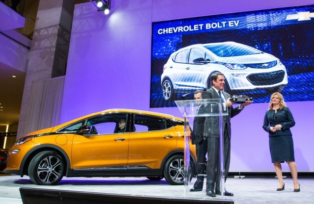 ▲ 글로벌 브랜드 쉐보레(Chevrolet)는 미국 현지시각 9일, 혁신적인 주행거리와 첨단 시스템을 앞세운 순수전기차 볼트EV(Bolt EV)가 2017 북미국제모터쇼(NAIAS North America International Auto Show) 개막과 동시에 ‘2017 올해의 차’에 선정됐다고 발표했다. 사진은 마크 루스 (Mark Reuss) GM글로벌 제품개발 총괄 부사장이 상을 받는 모습.