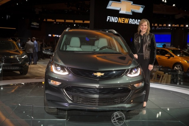 ▲ 글로벌 브랜드 쉐보레(Chevrolet)는 미국 현지시각 9일, 혁신적인 주행거리와 첨단 시스템을 앞세운 순수전기차 볼트EV(Bolt EV)가 2017 북미국제모터쇼(NAIAS North America International Auto Show) 개막과 동시에 ‘2017 올해의 차’에 선정됐다고 발표했다. 사진은 메리 바라 (Marry Barra) GM 회장과 볼트EV.