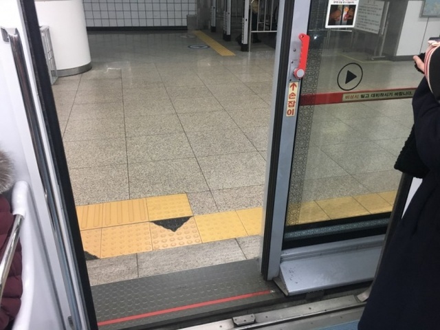 ▲ 인천지하철 1호선이 정지선을 한참 못미친 곳에서 정차, 차량 문이 스크린도어에 가려 절반밖에 사용할 수 없게 된 모습