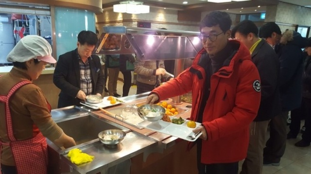 ▲ 6 여주시청 구내식당 점심메뉴 닭 백숙으로 소비촉진  (2)