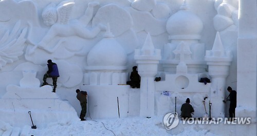 ▲ '2017 산천어축제 눈조각 제작 모습[연합뉴스 자료사진]