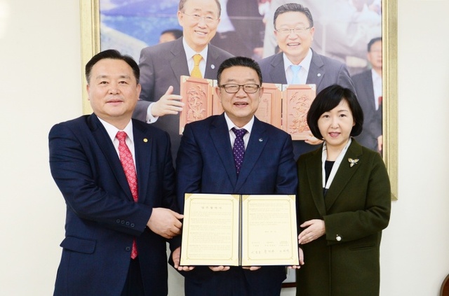 ▲ 강동대학교 류정윤 총장(오른쪽)이 충북 음성군청(군수 이필용), ㈜글로벌뷰티아카데미(이사장 오한선)와 `한국형 글로벌 뷰티전문가 육성 및 뷰티 서비스 분야 산업발전에 관한 업무 협약`을 체결하고 있다.(사진=강동대)