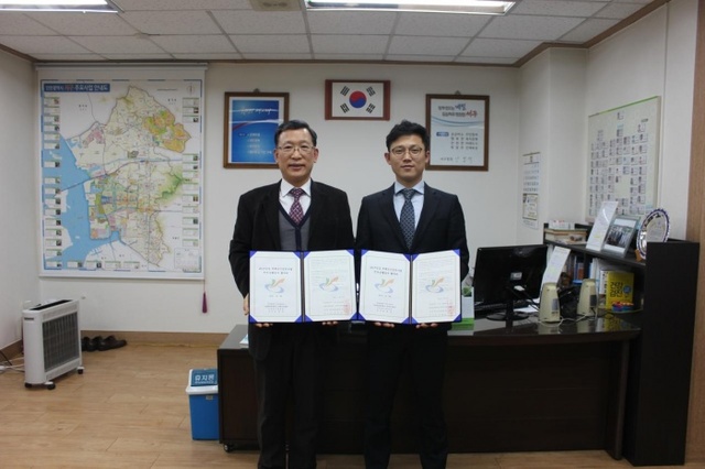 ▲ 나경성 참사랑병원 원무과장(오른쪽)이 2017년 치매검진병원 시지정 병원으로 선정된 뒤 증서를 받아들고 김봉수 서구보건소 건강증진과장과 함께 기념촬영을 하고 있다