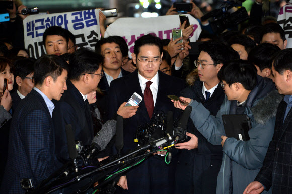 ▲ 사진=연합뉴스, 이재용 삼성전자 부회장, 최순실 일가 지원 뇌물공여 혐의 피의자 신분 특검 출석
