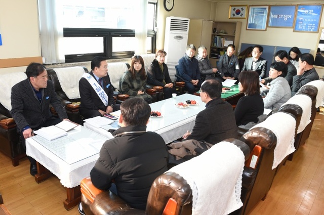 12일 1일 양주1동장으로 나선 이성호 양주시장이 주민자치위원회 1월 월례회의를 주재하고 주민자치위원들과 이야기를 나누고 있다.