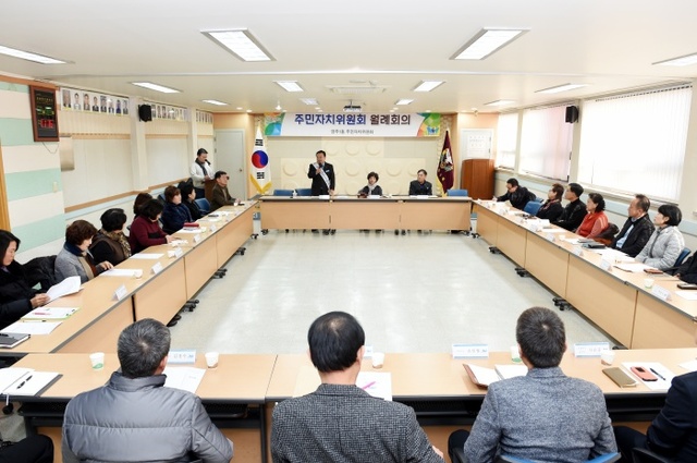 12일 1일 양주1동장으로 나선 이성호 양주시장이 주민자치위원회 1월 월례회의를 주재하고 주민자치위원들과 이야기를 나누고 있다.