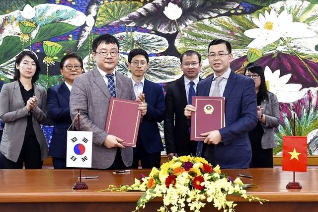 ▲ 기획2 MOU 체결후 포즈를 취하고 있는 정운하 한국마사회 신사업추진단장(왼쪽)과 응오 반 뚜안 베트남 재무성 국장(오른쪽)