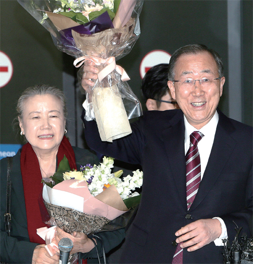 ▲ 반기문 전 UN사무총장이 12일 오후 인천국제공항에 도착해 환영인파를 향해 손을 들어 인사를 하고 있다. 장용준기자