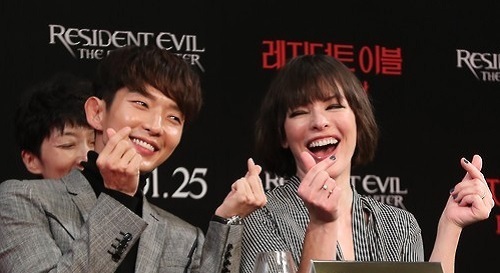 ▲ 사진=연합뉴스 '레지던트 이블:파멸의 날' 기자간담회에서 밀라 요보비치와 이준기가 포즈를 취하고 있다.