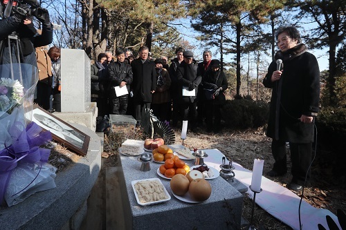 ▲ 사진=연합뉴스. 14일 경기도 남양주 모란공원에서 열린 박종철 열사 30주기 추모식에서 이한열 열사 어머니 배은심 여사(오른쪽)가 추모사하고 있다.