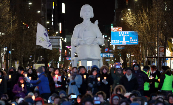 ▲ 사진=연합뉴스, 최강 한파 속 12차 주말 촛불집회 