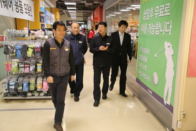 ▲ 김경호 분당소방서장이_대형판매시설_현장확인을_하고_있다(사진_분당소방서 제공)