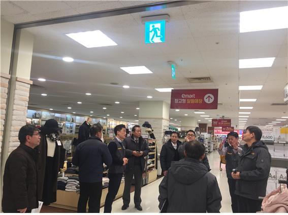 ▲ 이천시가 유관기관 합동으로 설명절을 맞야 이마트이천점에서 안전점검을 실시하고 있다.(사진=이천시)