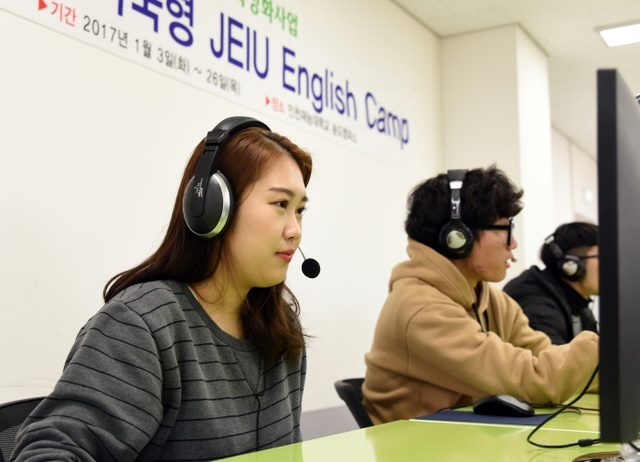 ▲ 인천재능대_영어캠프 참가 학생들이 송도 캠퍼스에서 기숙하며 영어공부에 몰입하고 있다