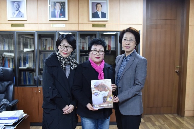 ▲ 최순자 인하대 총장(오른쪽)과 김성회 고 이윤혁군 어머니(가운데), 그리고 임정하 감독이 단체영화 관람을 통한 희망전달 행사에 앞서 기념촬영을 하고 있다