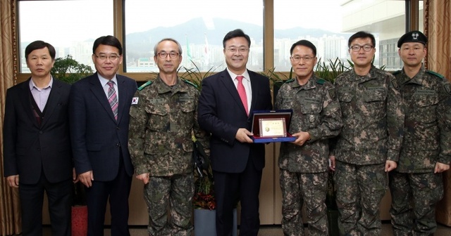 ▲ 김성제 의왕시장, 51사단 감사패-1