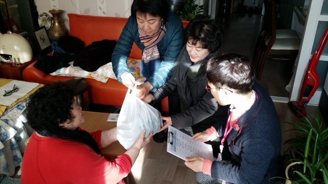 ▲ 8-2.불현동지역사회보장협의체 독거노인 10가구에 밑반찬 전달