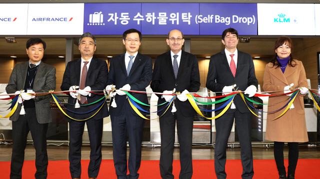 ▲ 17일 오전 인천시 중구 인천공항에서 열린 에어프랑스·KLM 네덜란드 항공의 자동 수하물 위탁 서비스 정식 운영 개시 기념행사에서 이광수 인천공항공사 부사장과 로저 요하네스 에어프랑스·KLM 아시아 담당 부사장등 내외빈들이 테이프 커팅식을 하고 있다.인천공항공사 제공