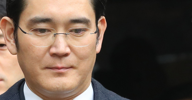 ▲ 영장 실질심사 마친 이재용 박근혜 대통령에게 뇌물을 제공한 혐의 등을 받는 삼성전자 이재용 부회장이 18일 오후 영장 실질심사를 마친 뒤 서울 서초동 서울중앙지법을 나가고 있다. 이 부회장은 법원의 명령으로 영장 발부 전까지 서울구치소에서 대기하게 된다. 연합뉴스