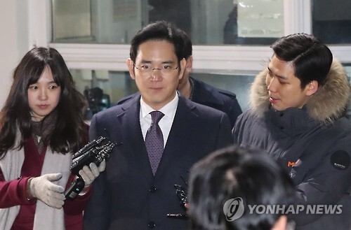 ▲ 430억원대 뇌물공여와 횡령·위증 등 혐의에 대한 구속영장이 기각된 이재용 삼성전자 부회장이 19일 오전 의왕시 서울구치소 밖으로 걸어나오다 취재진의 질문을 받고 있다.  /연합