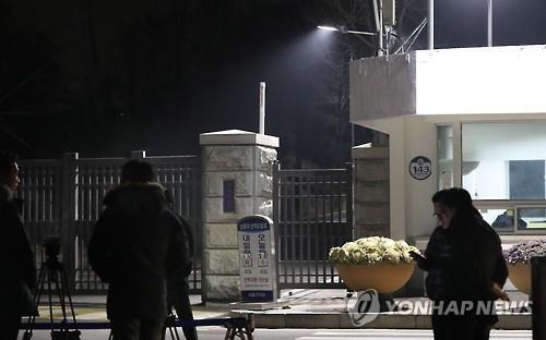 ▲ 430억원대 뇌물공여와 횡령·위증 등 혐의로 구속영장이 청구된 이재용 삼성전자 부회장이 18일 영장 심문 직후 서울구치소로 이동해 결과를 기다리고 있다. 사진은 19일 오전 이재용 부회장이 영장 결과를 기다리고 있는 경기도 의왕시 서울구치소 앞 모습.