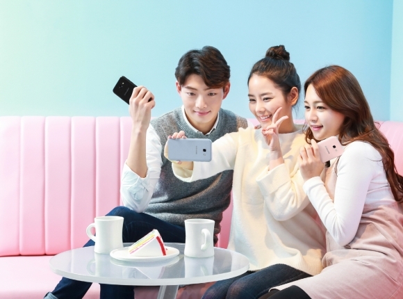 ▲ 삼성전자가 올해 첫 스마트폰으로 영 프리미엄(Young Premium) 타깃의 2017년형 ‘갤럭시 A5’를 19일 출시한다. 이 제품은 언제 어디서나 사진을 찍어 인증하는 젊은 세대의 라이프스타일에 맞춰 차별화된 카메라 기능과 트렌디한 디자인, 뛰어난 방수방진 등 삼성전자 플래그십 스마트폰의 혁신적인 기능을 대거 탑재했다. 삼성전자 모델들이 셀피를 찍으며 제품을 시연하고 있다.