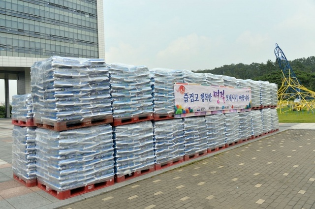 ▲ (재)에이스경암이_기부한_쌀_4천여포대가_성남시청_광장에_쌓여_있다._홀몸노인_등에게_전달된다(자료사진)