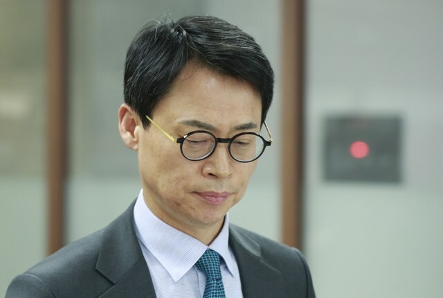 ▲ 최순실 국정농단 사건 수사를 맡은 특별검사팀의 이규철 대변인이 19일 오후 서울강남구 특검사무실에서 브리핑을 하기 위해 입장하고 있다.  /연합뉴스