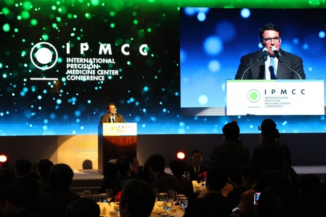 파주IPMC공동창업자인 닥터 로버트 하리리(줄기세포권위자)가 19일 웨스턴조선호텔에서 열린 IPMC국제컴퍼런스에서 인사말을 하고 있다.