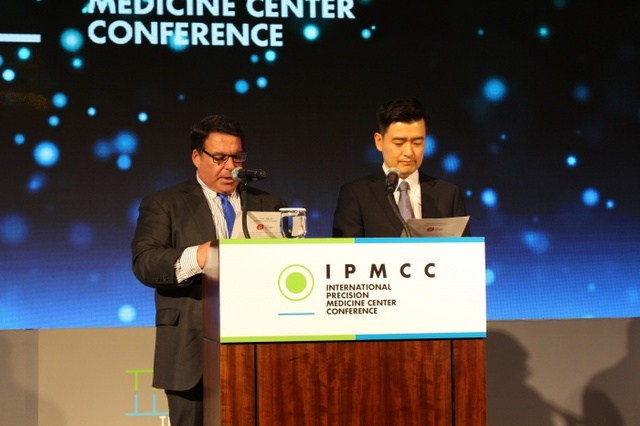 19일 웨스턴조선호텔에서 열린 IPMC국제컴퍼런스에서 파주IPMC공동창업자인 닥터 로버트 하리리와 장영우 대표가 대담한 도전을 하는 서울선언을 선포하고 있다.