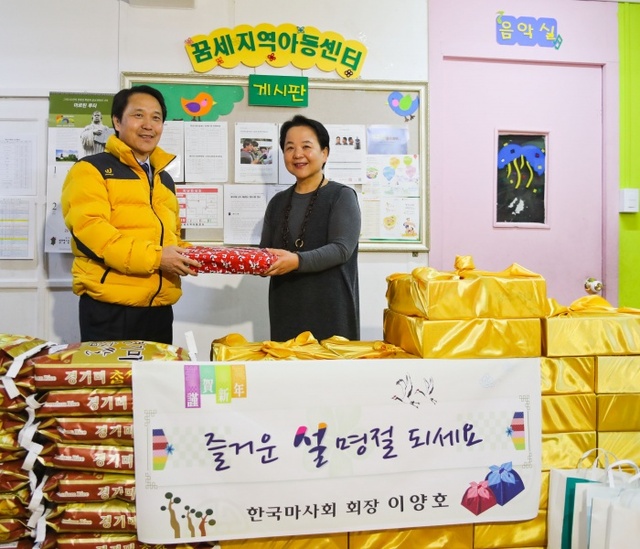 ▲ 2017년1월20일 꿈세지역아동센터를 방문한 이양호 마사회장(왼쪽)과 김현숙 원장