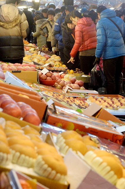 ▲ 민족최대 명절인 설을 엿새 앞둔 22일 오후 주말을 맞아 인천시 부평구 삼산농산물 청과시장에 제수용품과 선물용 과일을 구입 하려는 시민들의 발길이 이어지고 있다. 장용준기자