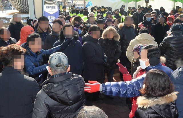 ▲ 22일 오후 국내 최초로 뉴스테이(기업형임대주택)와 연계해 추진하는 인천시 부평구 십정2구역 주거환경개선사업 관리처분 총회가 열린 부평구 십정동 열우물경기장 앞에서 총회를 반대하는 내재산 지킴이 회원들과 주최측 운영요원들과 마찰을 빚고 있다. 내재산 지킴이 회원들은 그동안 회원들의 토지 등 소유권이 낮게 평가됐다는 점 등에 대해 항의집회를 가져왔다.장용준기자