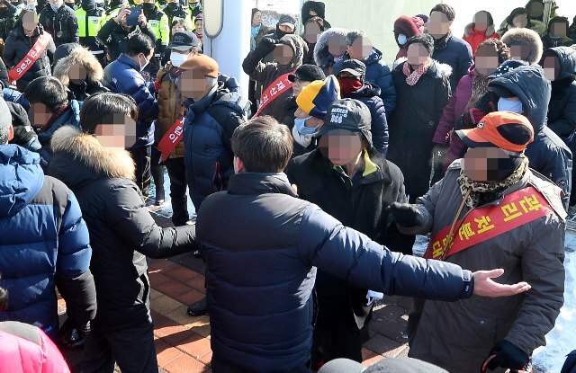 ▲ 22일 오후 국내 최초로 뉴스테이(기업형임대주택)와 연계해 추진하는 인천시 부평구 십정2구역 주거환경개선사업 관리처분 총회가 열린 부평구 십정동 열우물경기장 앞에서 총회를 반대하는 내재산 지킴이 회원들과 주최측 운영요원들과 마찰을 빚고 있다. 내재산 지킴이 회원들은 그동안 회원들의 토지 등 소유권이 낮게 평가됐다는 점 등에 대해 항의집회를 가져왔다.장용준기자