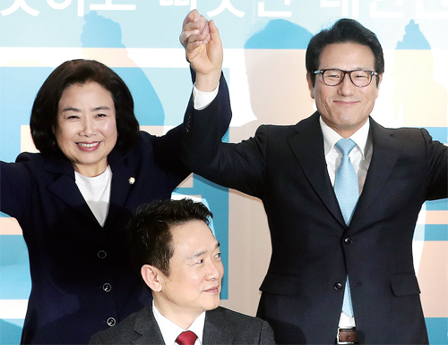 23일 새누리당을 탈당한 박순자 의원이 서울 여의도 바른정당 당사에서 열린 창당준비회의에 참석, 정병국 창당준비위원장과 손을 맞잡고 축하를 받고 있다. 연합뉴스