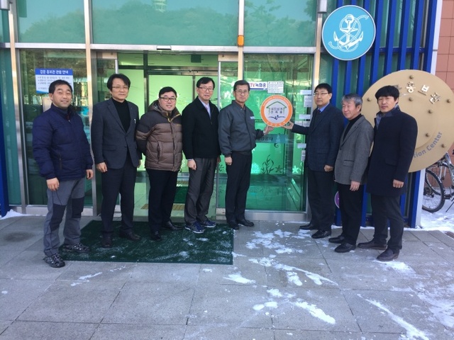▲ 23일 오후 이규용 인천항만공사 건설본부장과 직원들이 인천항 갑문 인증 명판을 단 후 기념촬영을 하고 있는 모습. 인천항만공사 제공